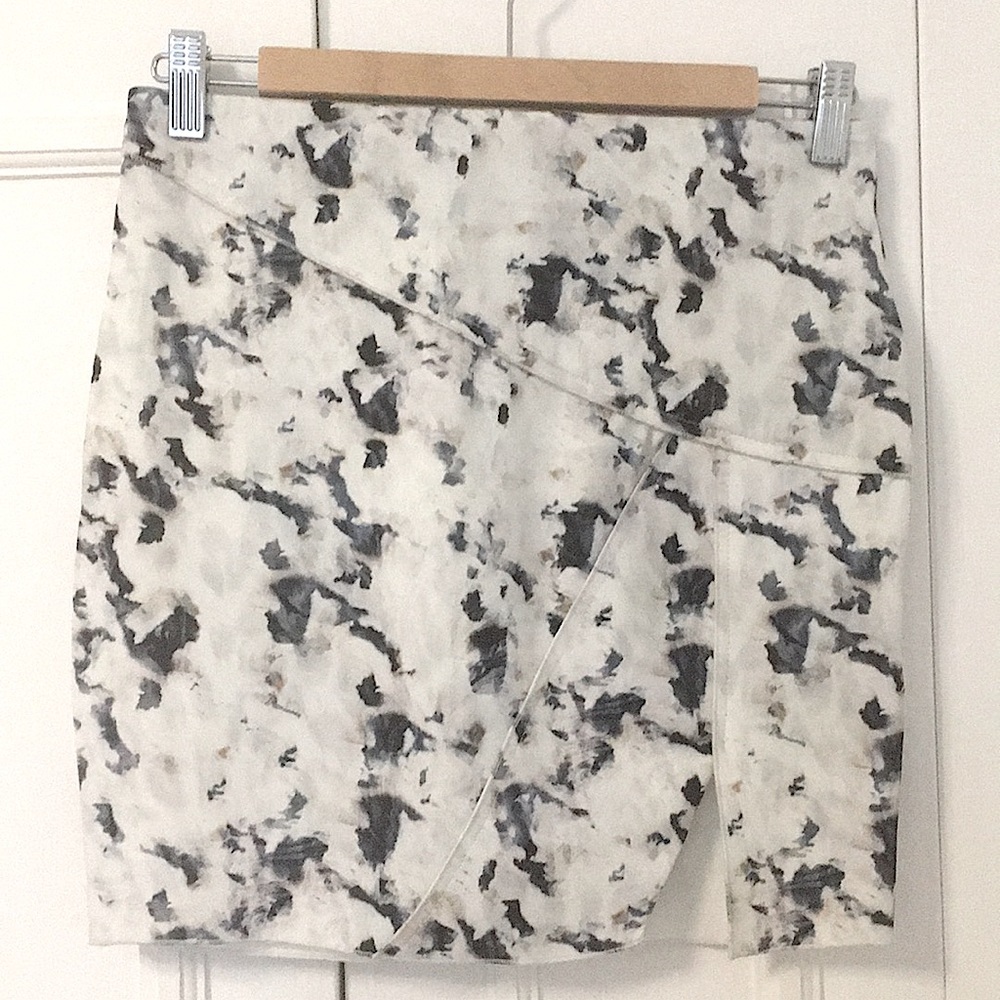 Zara white fitted skirt with marble pattern